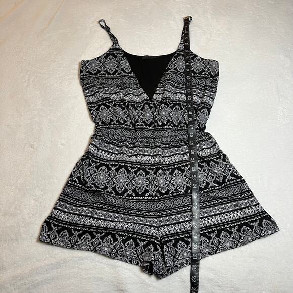 Romeo & Juliet Couture Sleeveless Boho Print Romper Size S Neutral Casual Summer - Picture 8 of 8